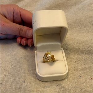 Elegant Gold Pearl Ring